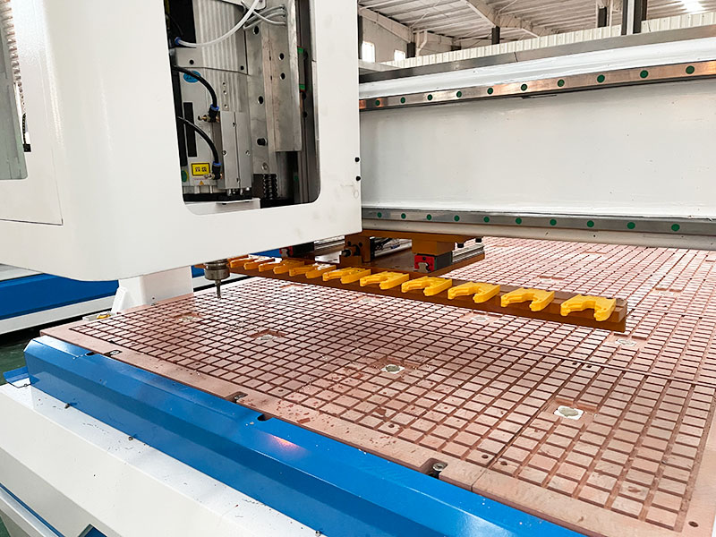 3D數(shù)控木工雕刻機(jī)帶自動(dòng)換刀和第四軸旋轉(zhuǎn)工作臺(tái)