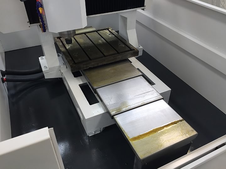 出售自動(dòng)數(shù)控金屬銑床