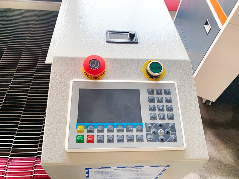 帶自動(dòng)送料器的家用數(shù)控激光布料切割機(jī)