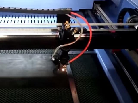 STJ9060 適合小型企業(yè)的激光墊片切割機 STJ9060 適合小型企業(yè)的激光墊片切割機