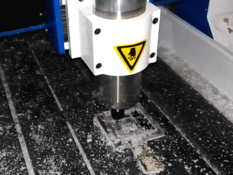 迷你數(shù)控雕刻機正在制作廣告用丙烯酸樹脂