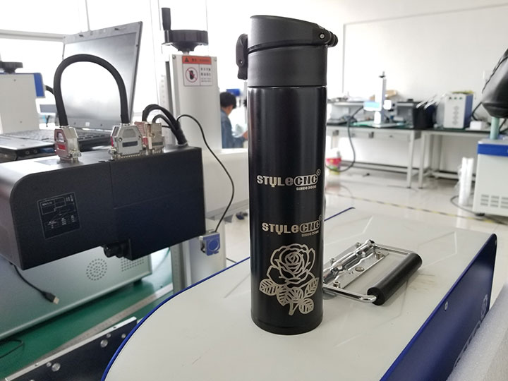 帶旋轉(zhuǎn)附件的粉末涂層杯子激光雕刻