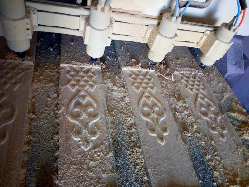 用于木工項目的第四軸數(shù)控雕刻機