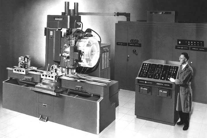 第一臺(tái)數(shù)控木工雕刻機(jī)