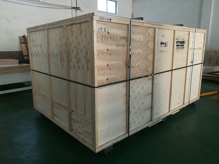 1325數(shù)控雕刻機(jī)與四軸旋轉(zhuǎn)工作臺的包裝