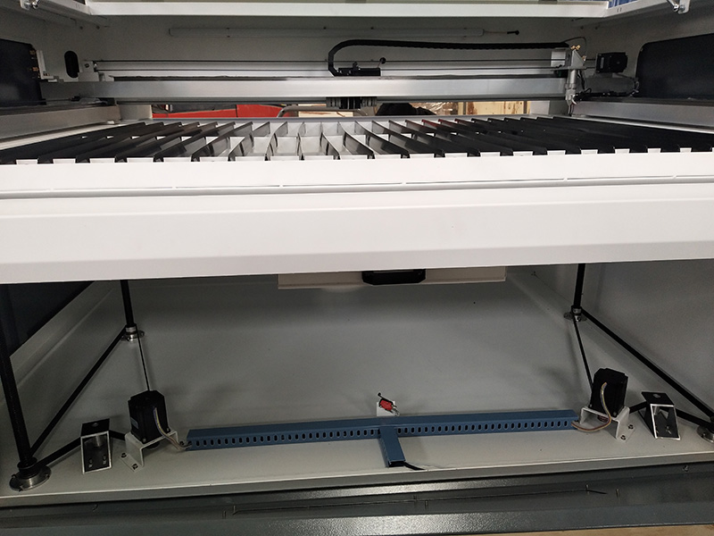 旋轉(zhuǎn) CO2 激光雕刻機(jī)上下工作臺