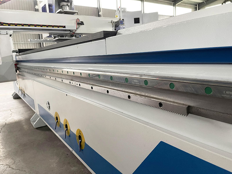 上銀導(dǎo)軌直線(xiàn)軸承和滾珠絲杠