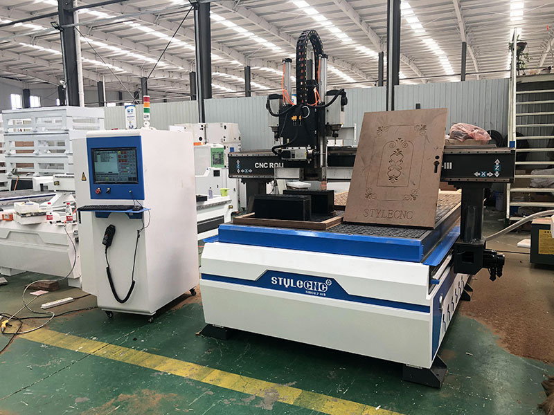 經(jīng)濟(jì)實(shí)惠的數(shù)控木工雕刻機(jī)，適用于門(mén)制作項(xiàng)目