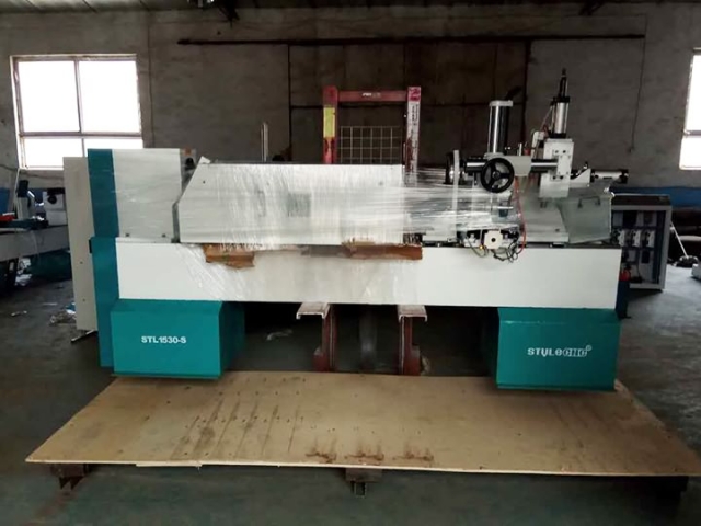 羅馬尼亞數(shù)控木工車床，用于車削、開槽、雕刻