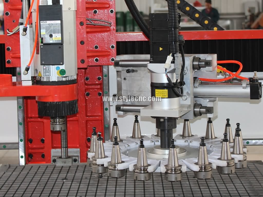 帶旋轉(zhuǎn)自動換刀裝置的移動工作臺數(shù)控雕刻機