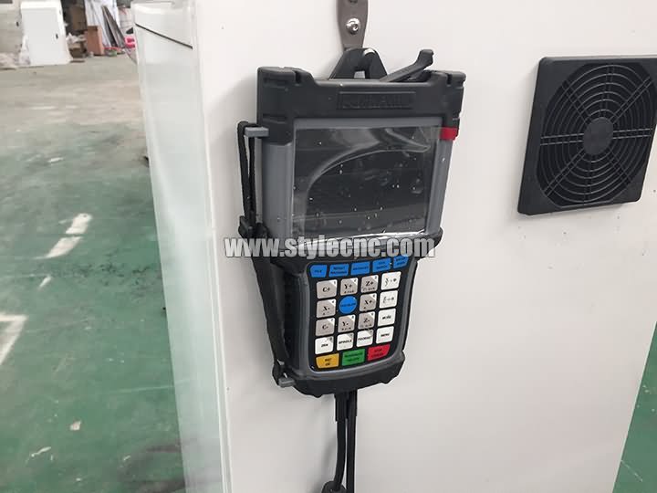 帶自動(dòng)換刀裝置 (ATC) 的小型數(shù)控雕刻機(jī)