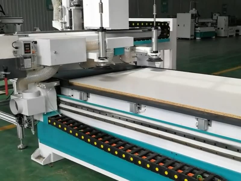 用于客廳家具制作的嵌套數(shù)控雕刻機