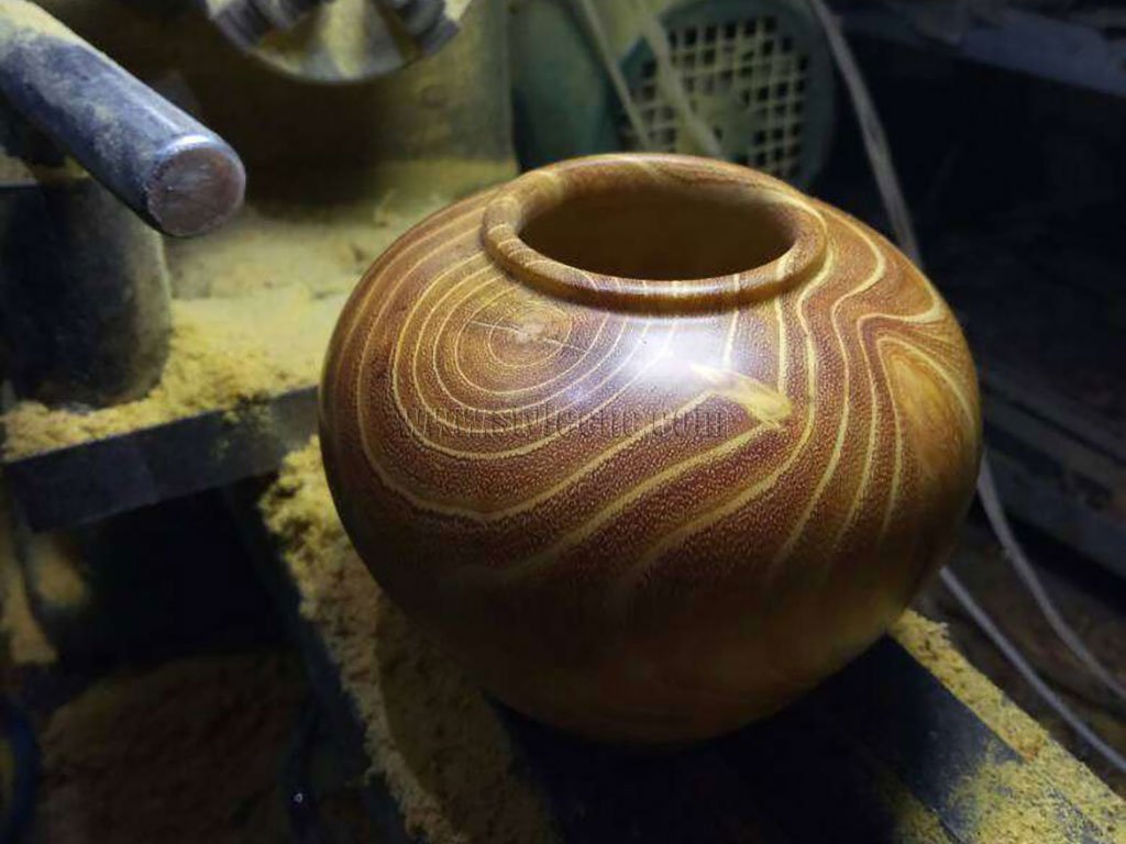 采用數(shù)控木工車(chē)床進(jìn)行 Cudrania Tricuspidata 木罐和罐子車(chē)削項(xiàng)目