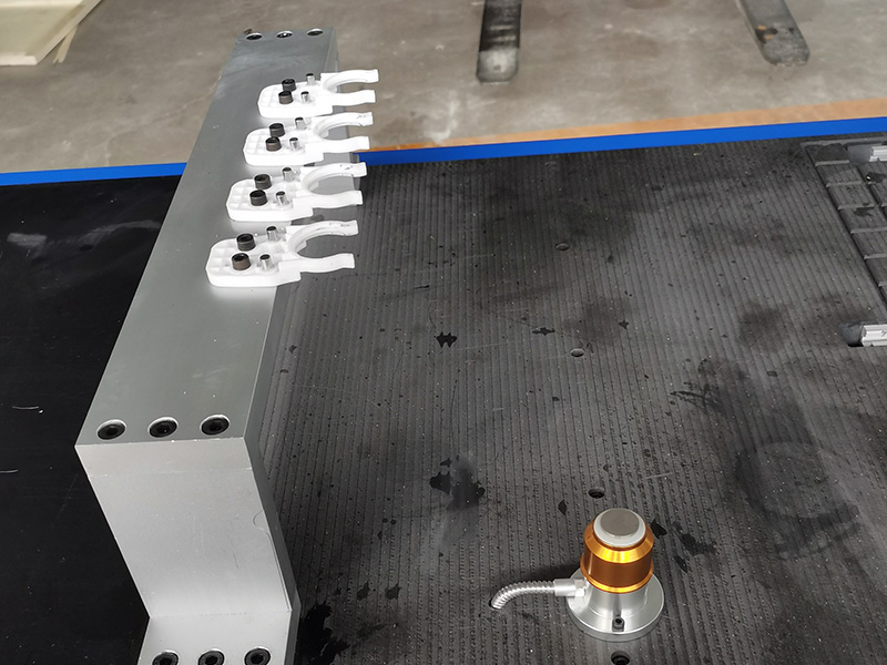 適合家庭使用的帶換刀裝置的小型臺式數(shù)控雕刻機(jī)