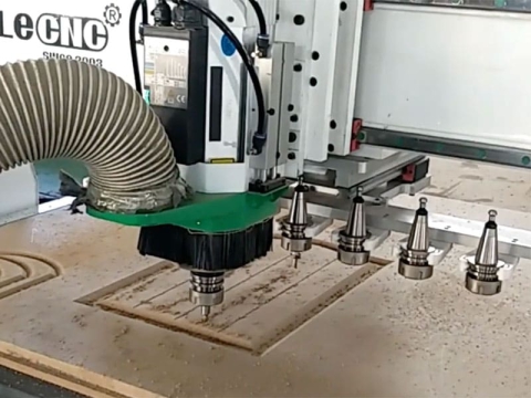 經(jīng)濟(jì)實(shí)惠的數(shù)控雕刻刻機(jī)套件，配有線性工具更換器