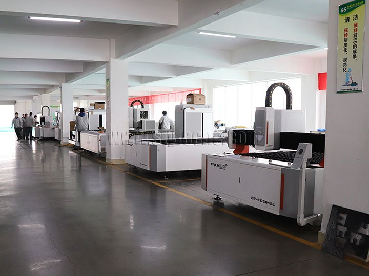 ST-FC3015L 工廠中的光纖激光切割機(jī)