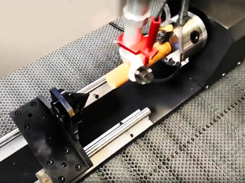 如何使用激光雕刻切割機(jī)的旋轉(zhuǎn)附件？