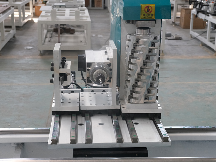 帶自動(dòng)送料器的多功能數(shù)控木工車(chē)床