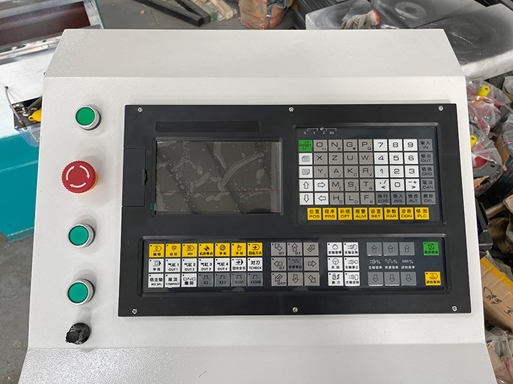 帶自動(dòng)送料器的多功能數(shù)控木工車(chē)床