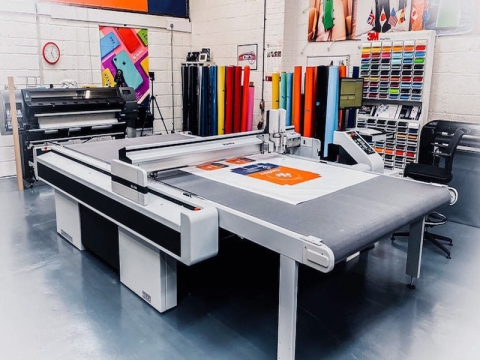 用于印刷、廣告、營(yíng)銷的數(shù)字平板切割機(jī)