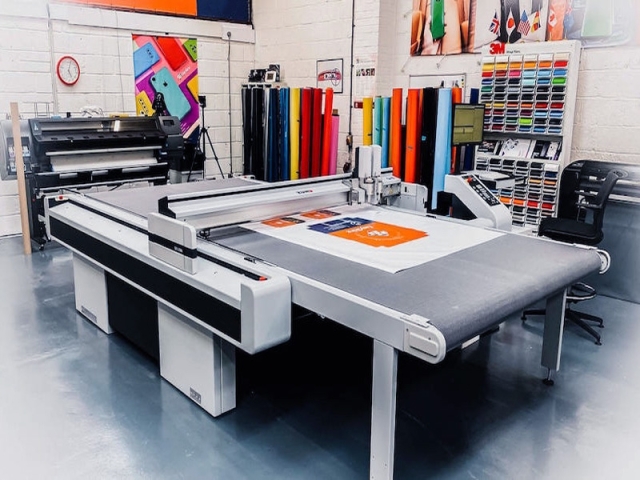 用于印刷、廣告、營(yíng)銷的數(shù)字平板切割機(jī)