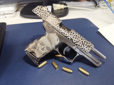 如何使用光纖激光深雕機(jī) DIY 定制槍支？