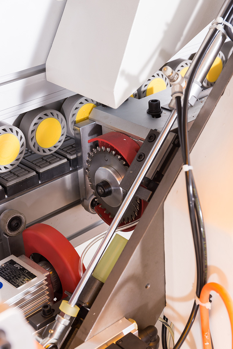 使用封邊機進行末端切割