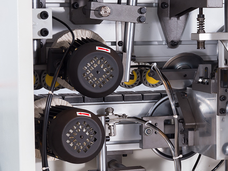 使用封邊機進行噴霧清潔和拋光