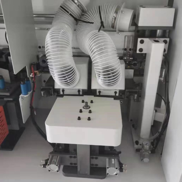 使用封邊機進行預(yù)銑削