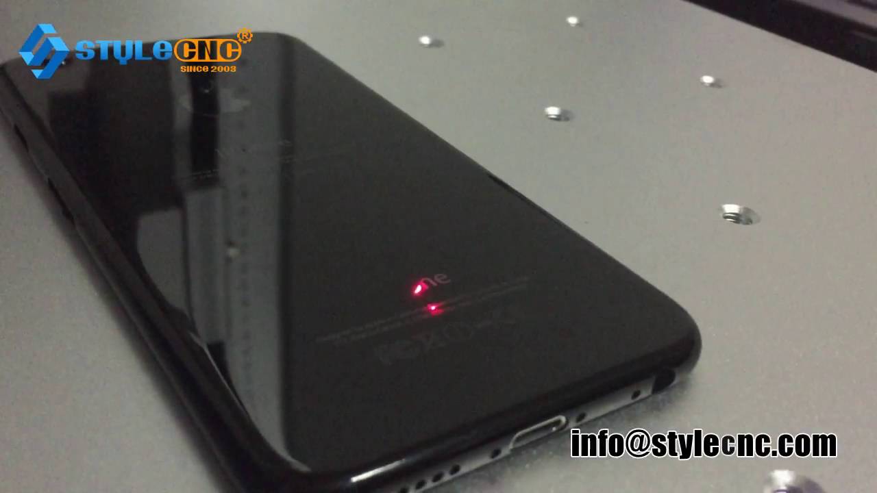 深黑色 iPhone 7 激光雕刻機(jī)，配備 MOPA 激光