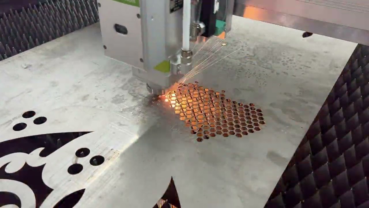 1500W 用于定制金屬標(biāo)牌的光纖激光切割機(jī) 1500W 用于定制金屬標(biāo)牌的光纖激光切割機(jī)