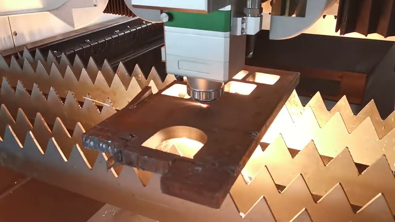 3000W 光纖激光切割機(jī)切割 16mm 碳素鋼 3000W 光纖激光切割機(jī)切割 16mm 碳素鋼